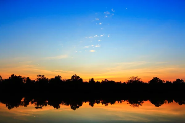 Hermosa Atmósfera Del Cielo Atardecer Silueta — Foto de Stock