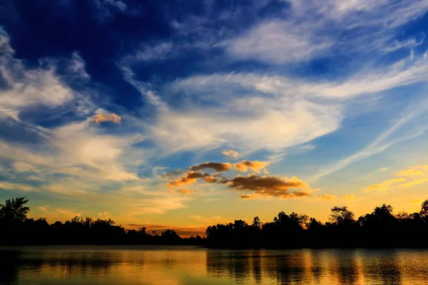 Günbatımında gökyüzünün güzel atmosfer. siluet.