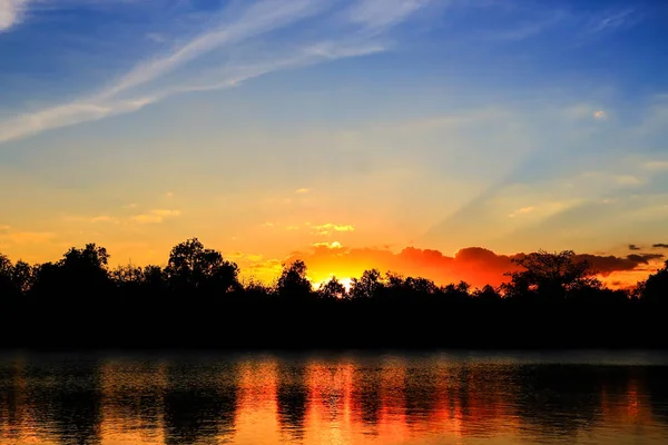 Hermosa Atmósfera Del Cielo Atardecer Silueta — Foto de Stock