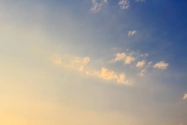 Gün batımında güzel gökyüzü atmosfer.