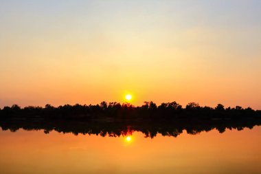 Gün batımında güzel gökyüzü atmosfer.