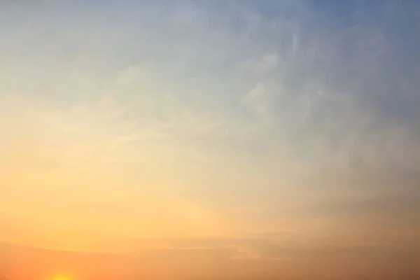 Gün batımında güzel gökyüzü atmosfer.