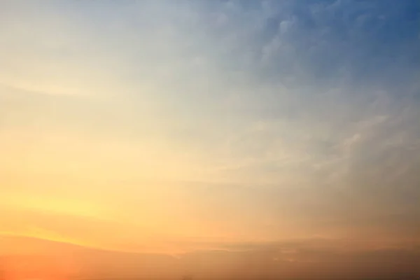 Gün batımında güzel gökyüzü atmosfer.