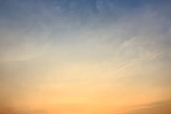 Gün batımında güzel gökyüzü atmosfer.