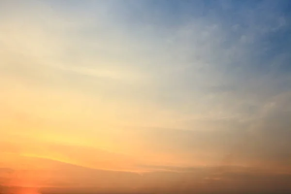 Gün batımında güzel gökyüzü atmosfer.