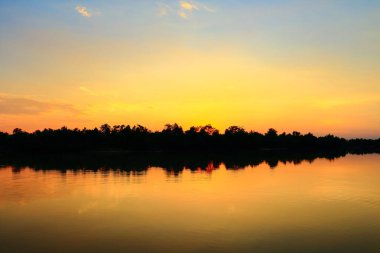 Gün batımında güzel gökyüzü atmosfer.