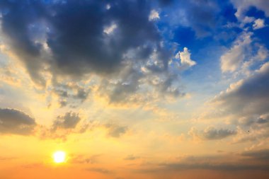 Gün batımında güzel gökyüzü atmosfer.