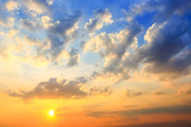 Gün batımında güzel gökyüzü atmosfer.