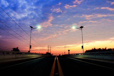 Güneş doğuyor. Yolu köprülü Nehri.