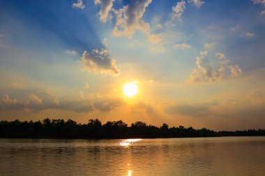 Gün batımında güzel gökyüzü atmosfer.