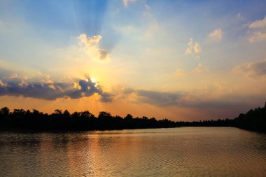 Gün batımında güzel gökyüzü atmosfer.