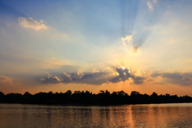 Gün batımında güzel gökyüzü atmosfer.