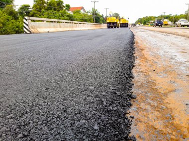 Yol silindiri yol yapım makineleri.