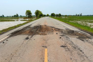 Asfalt karayolu üzerinde büyük çukur.