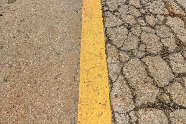 Asfalt karayolu üzerinde büyük çukur.