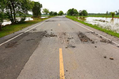 Otoyol asfaltlama üzerinde büyük çukur.