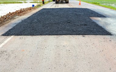 Yol onarım. İnşaat işçisi asfaltlama.