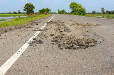 Otoyol asfaltlama üzerinde büyük çukur.