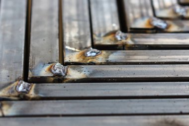 Fabrikada Metal Sanayi Çelik Kaynakçı. Çelik yığını.