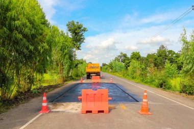 Asfalt döşeme tarafından yol onarım için yüzey hazırlığı.