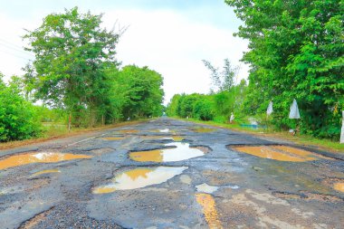 Yol çukurların üzerinden sel ile.