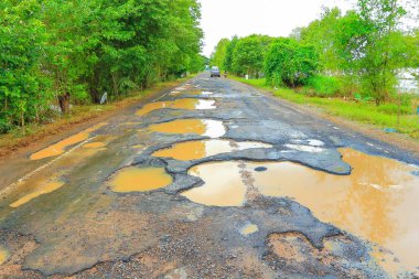 Yol çukurların üzerinden sel ile.
