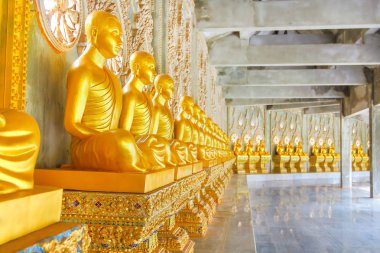 Altın Buddha heykeli meditasyon ölçüde Tayland.