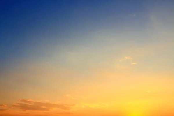 Gün batımında güzel gökyüzü atmosfer.