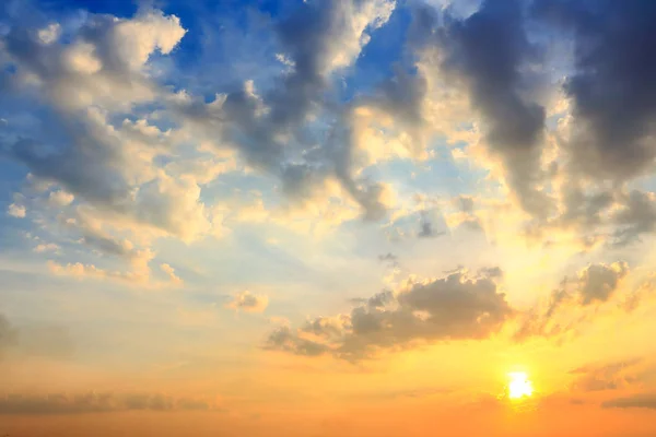 Gün batımında güzel gökyüzü atmosfer.