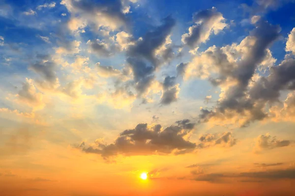Schöne Himmelsatmosphäre Bei Sonnenuntergang — Stockfoto