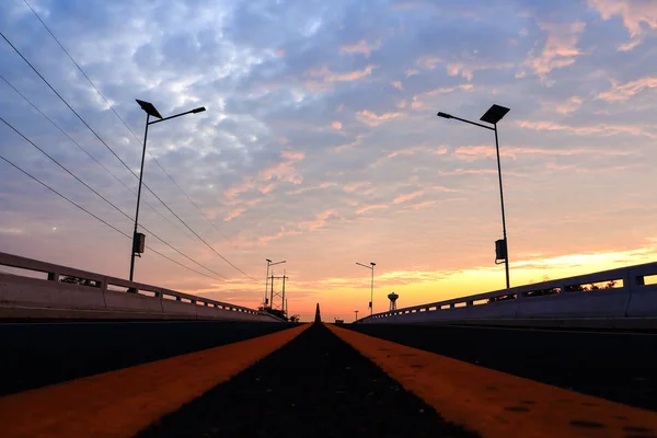 Güneş Doğuyor Yolu Köprülü Nehri — Stok fotoğraf