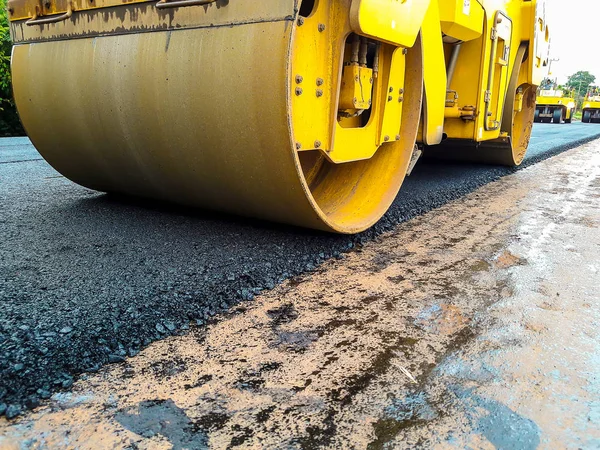 Yol silindiri yol yapım makineleri.