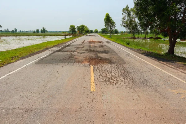 Asfalt karayolu üzerinde büyük çukur.