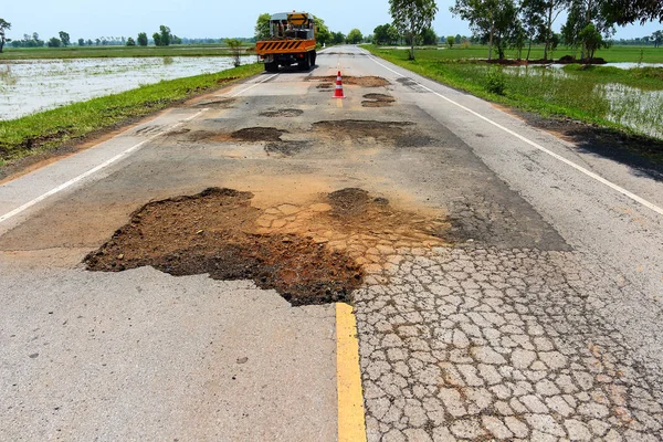 Asfalt karayolu üzerinde büyük çukur.