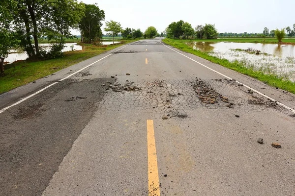 Otoyol asfaltlama üzerinde büyük çukur.
