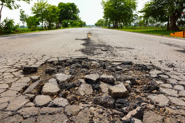 Otoyol asfaltlama üzerinde büyük çukur.