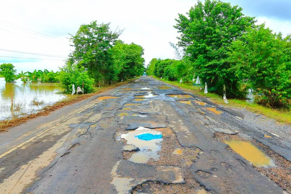 Yol çukurların üzerinden sel ile.