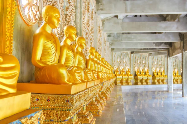 Altın Buddha heykeli meditasyon ölçüde Tayland.