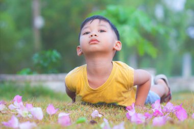 Mutlu çocuklar çim içinde oynamaya. parlak yumuşak atmosferde.