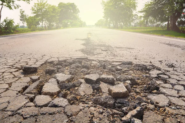 Otoyol asfaltlama üzerinde büyük çukur.