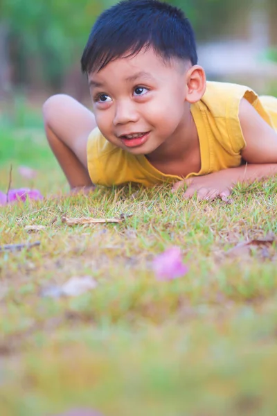 Mutlu çocuklar çim içinde oynamaya. parlak yumuşak atmosferde.