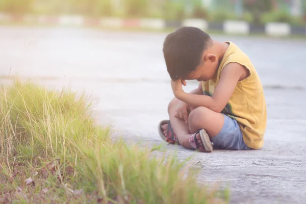 Çocuk ne yazık ki yumuşak bir atmosferde oturdu.