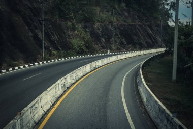 Yol tehlikeli eğriler ile dağa.