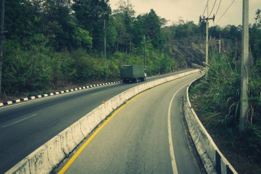 Yol tehlikeli eğriler ile dağa.