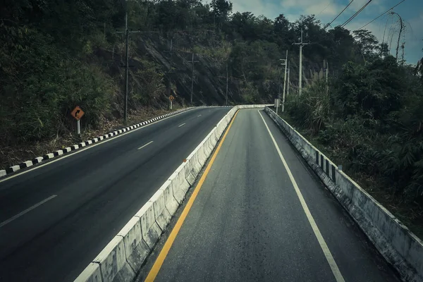 Estrada Para Cima Montanha Com Curvas Perigosas — Fotografia de Stock