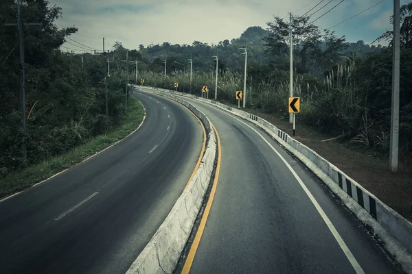 Estrada Para Cima Montanha Com Curvas Perigosas — Fotografia de Stock