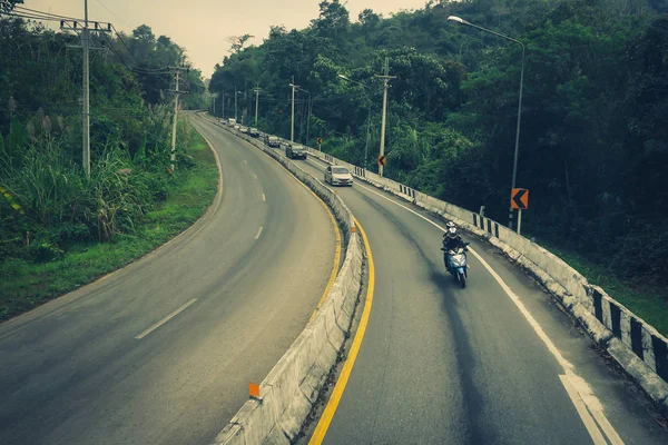 Estrada Para Cima Montanha Com Curvas Perigosas — Fotografia de Stock