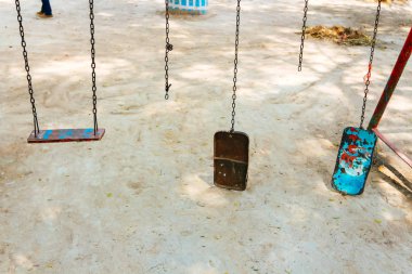 Kırık zincir salıncak Bahçesi okulda.