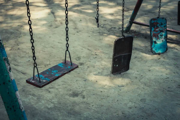 Cadeia Quebrada Swing Playground Escola — Fotografia de Stock