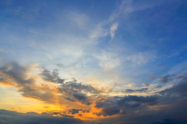 Alacakaranlık rengi gökyüzü ve bulutlar dramatik günbatımı renkli gökyüzü arka plan.